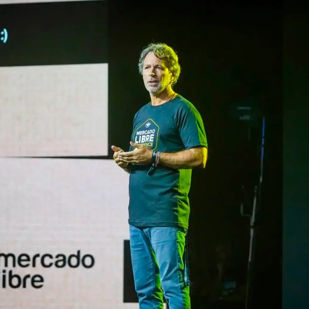 Juan Martín de la Serna, presidente de MercadoLibre Argentina, pidió regulaciones justas para evitar que el auge de plataformas chinas afecte el empleo y la industria local. FOTO: GETTY