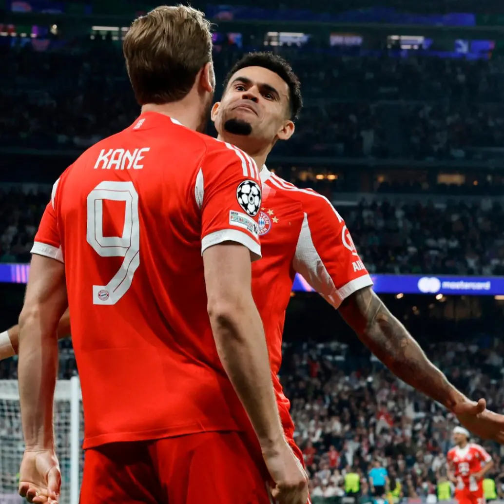Luis Díaz celebrando junto a Harry Kane, una situación que se ha vuelto habitual en el fútbol internacional. FOTO AFP