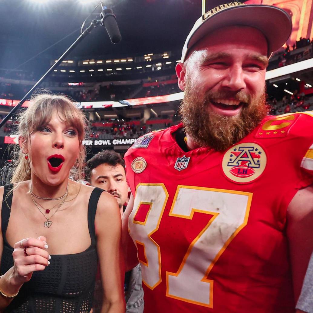 Taylor Swift y su pareja, Travis Kelce, celebrando el título de los Chiefs en el Super Bowl. FOTO: Tomada de X (antes Twitter) @Chiefs