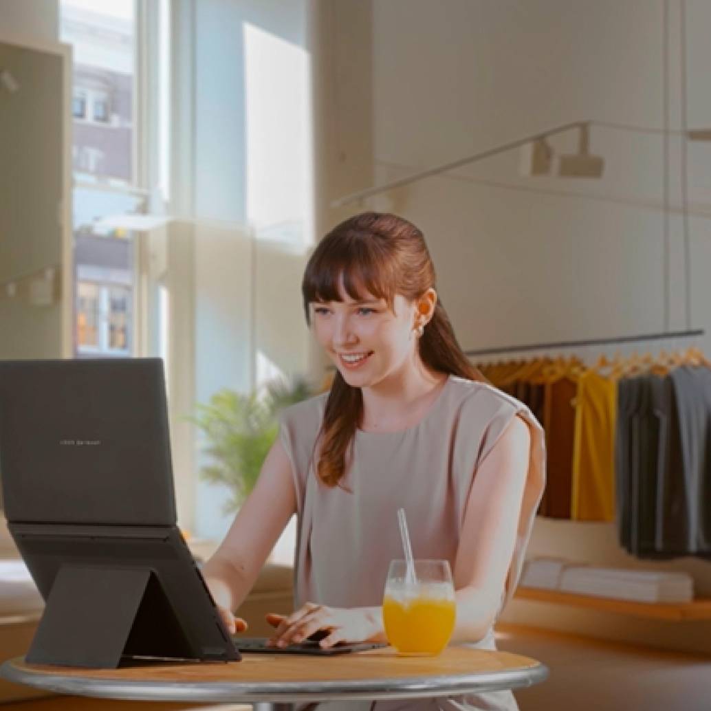 La Zenbook DUO (2026) es portátil, doble pantalla OLED, con procesador Intel Core Ultra y chasis de Ceraluminum™.