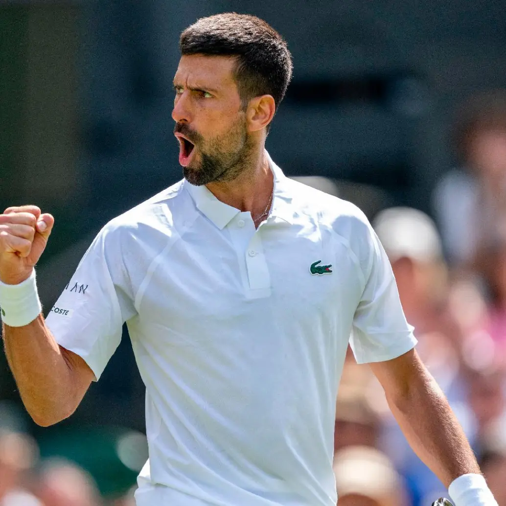 Novak Djokovic, de 38 años de edad, no tuvo problemas para vencer a Daniel Evans en tres sets. FOTO X-Wimbledon