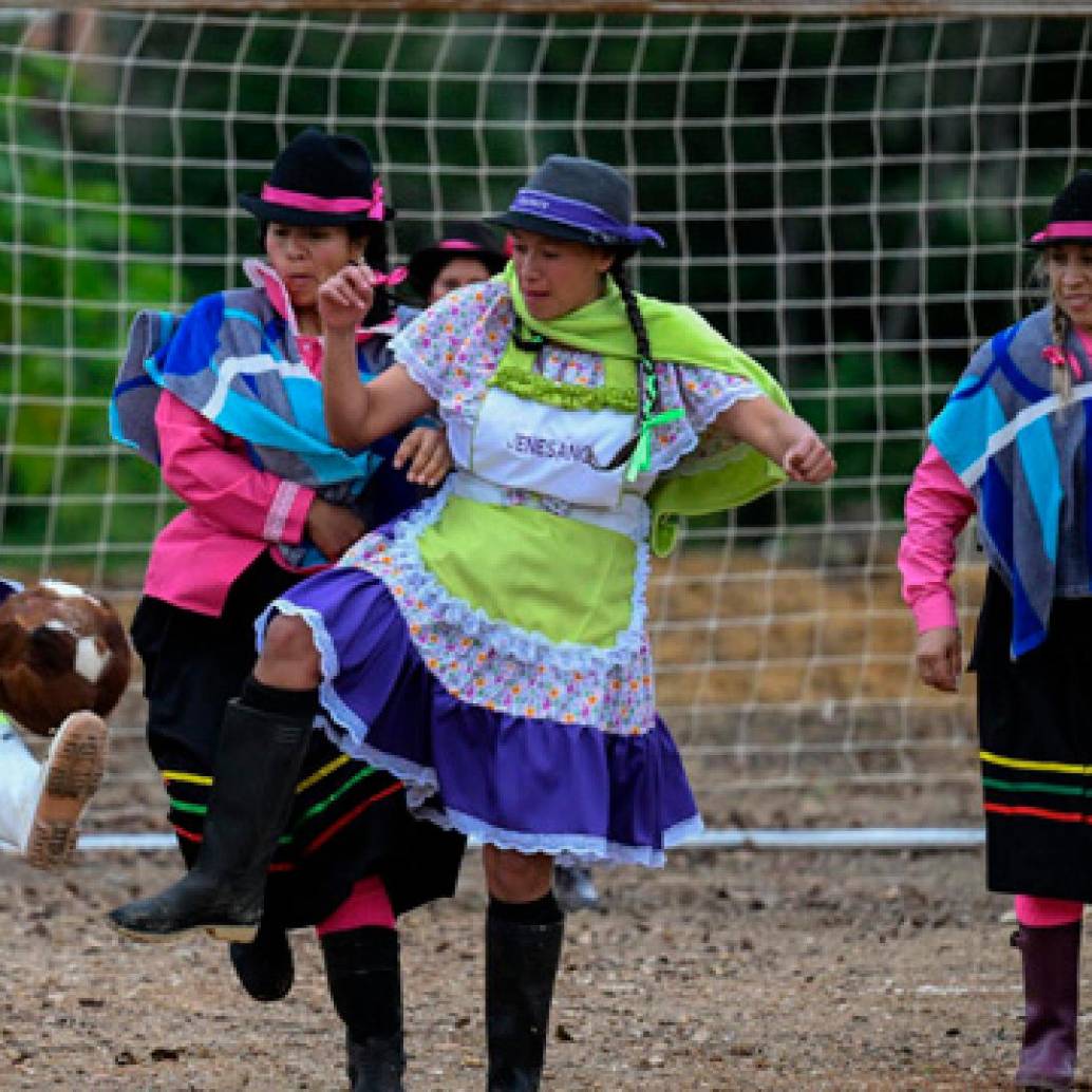 En el torneo de campesinas juegan ocho equipos, cada uno integrado por 10 deportistas. FOTO AFP
