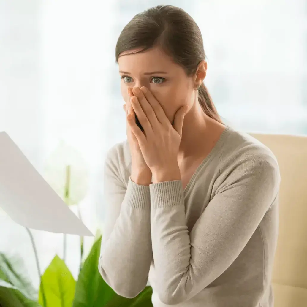 Trabajadora revisando documentos laborales tras la terminación de su contrato sin justa causa. FOTO: SHUTTERSTOCK