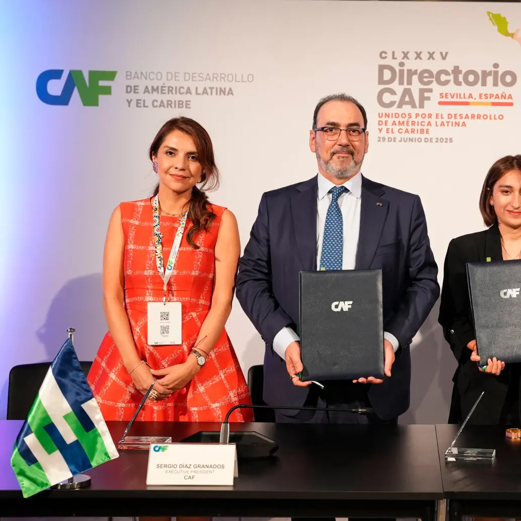 La canciller Laura Sarabia, y el ministro de Hacienda, Germán Ávila, firmaron el acuerdo. FOTO CORTESÍA CAF. 