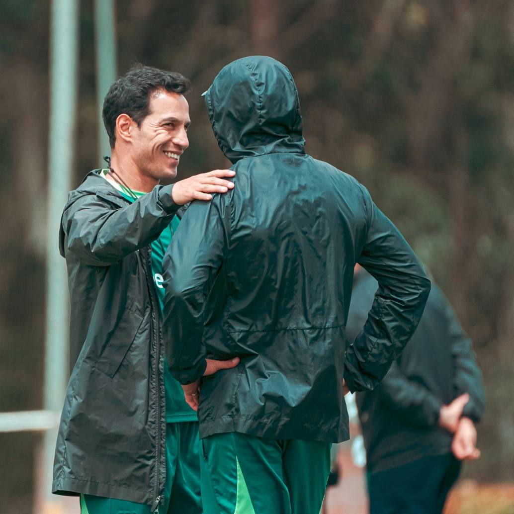 Diego Arias dialogando con uno de sus asistentes durante las prácticas del Verde. FOTO ATLÉTICO NACIONAL