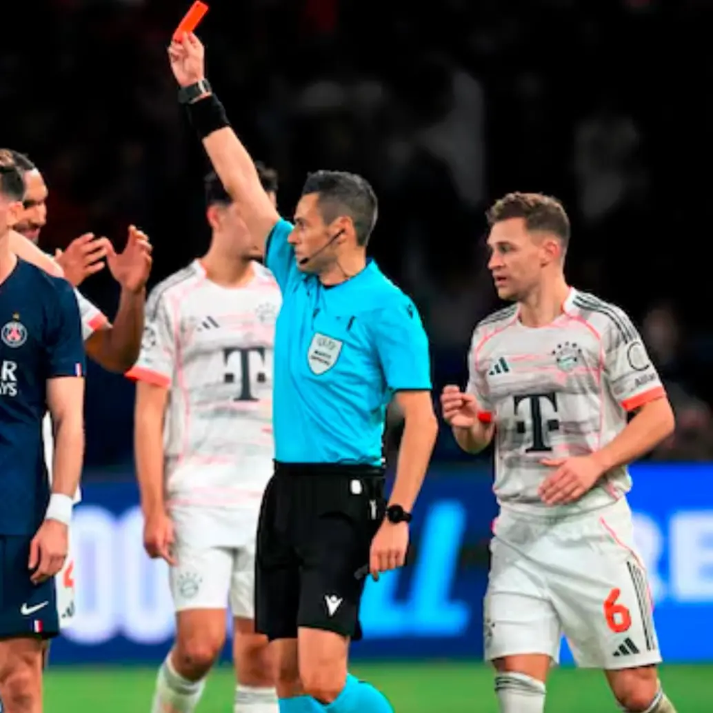 La imagen de la última expulsión de Luis Díaz, con el Bayern Múnich ante el PSG en la Champions. FOTO @CHAMPIONSLEAGUE