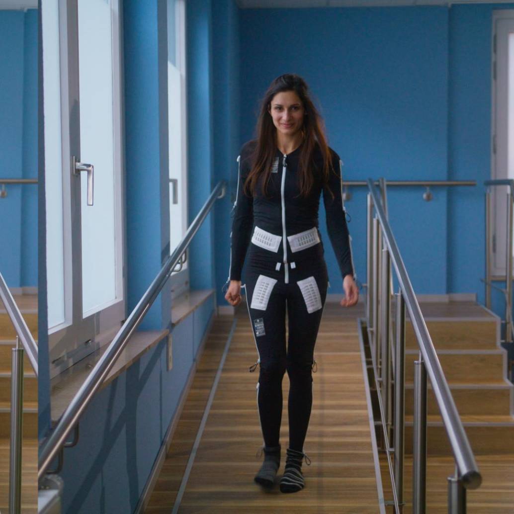 El Exopulse Mollii Suit es un traje de neuromodulación que aplica impulsos eléctricos de baja intensidad para reducir la espasticidad y mejorar el control del movimiento en pacientes con trastornos neurológicos. FOTO cortesía