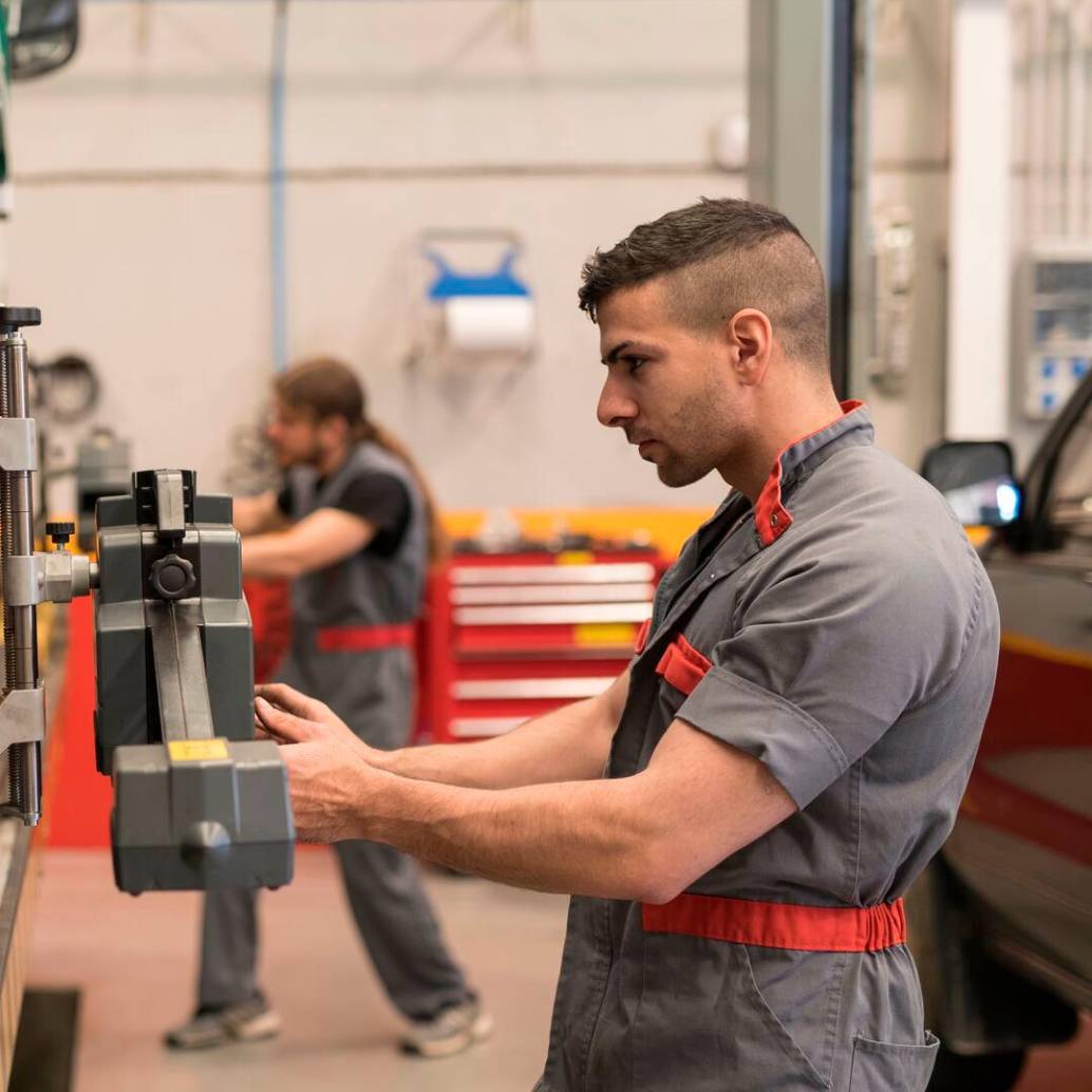 Las vacantes para mecánicos incluyen mantenimiento de vehículos livianos, pesados y maquinaria especializada. FOTO: GETTY