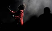 Durante la presentación, The Weeknd lució su ya tradicional traje negro de blazer rojo, al igual que los bailarines que realizaron una coreografía en la cancha. FOTO EFE