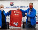 Julio Comesaña recibió del presidente Daniel Ossa la camiseta roja. También compartió con los jugadores. FOTO camilo suárez 