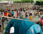 Migrantes venezolanos permanecen en un centro de integración ciudadana de Arauquita. FOTO EFE