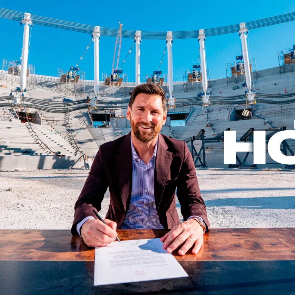 El futbolista argentino Lionel Messi firmó su contrato en medio de las obras del estadio Freedom Park, que será inaugurado en poco tiempo. Foto: Tomada del x de @InterMiamiFc