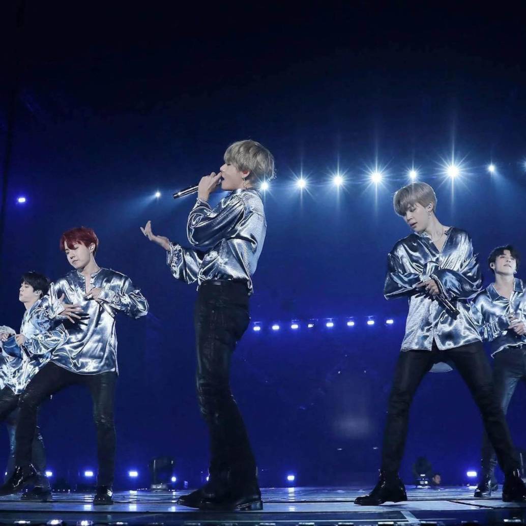 BTS durante una presentación en vivo, en el marco de su esperado regreso a los escenarios tras completar el servicio militar obligatorio. FOTO Pathe Live / Collection ChristopheL via AFP