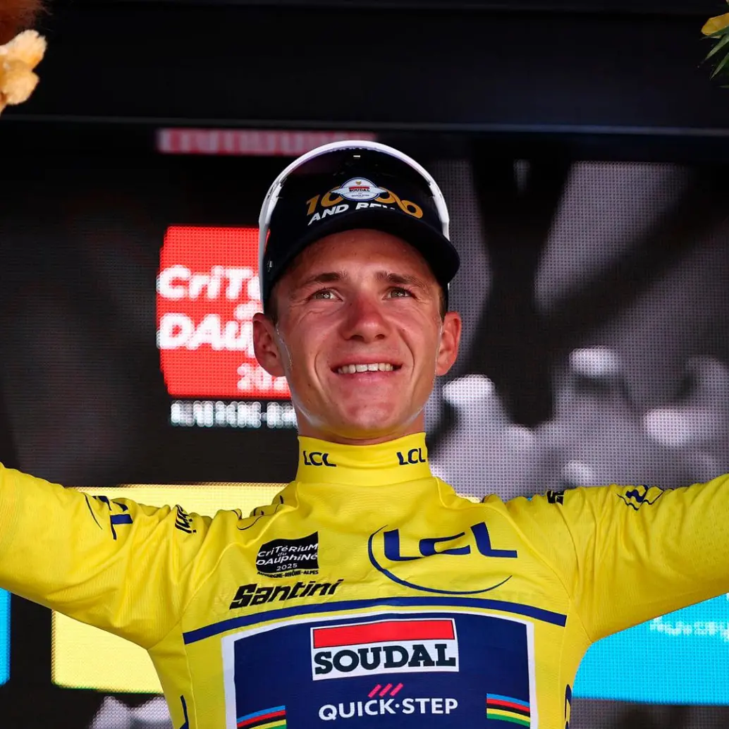 Remco Evenepoel portando el maillot amarillo como nuevo líder del Dauphiné. FOTO: AFP