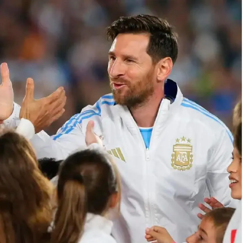 Luis Díaz y Lionel Messi, dos de los mejores jugadores sudamericanos en los últimos años. FOTO AFP