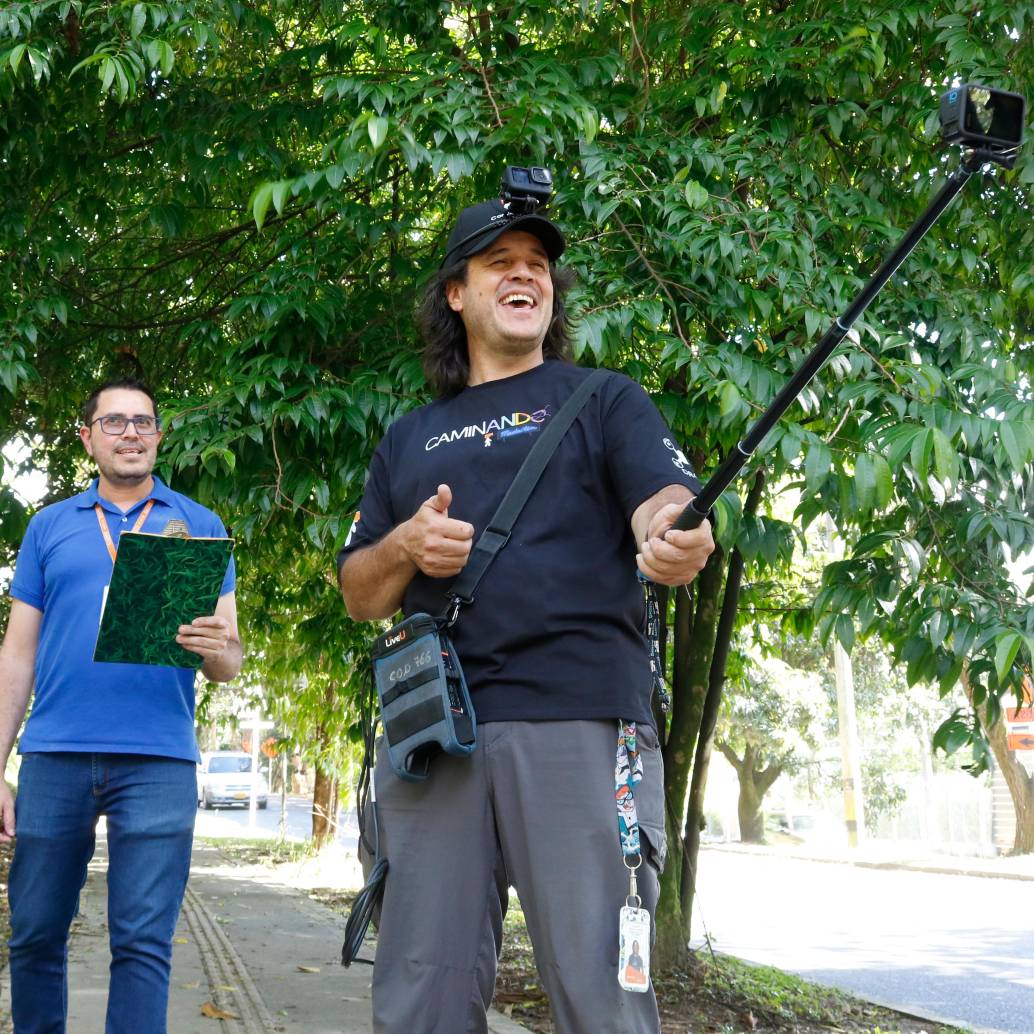 En la foto, de izquierda a derecha, aparecen Jorge Mario Valencia y Gustavo Blanco, los gestores del proyecto de Caminando Medellín. Foto: Cortesía TeleMedellín,
