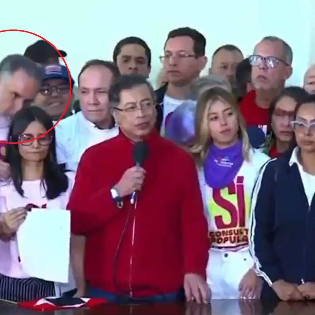 El ministro del Interior, Armando Benedetti, acompañó al presidente Gustavo Petro en la radicación de la consulta popular en el Congreso. FOTO: Colprensa