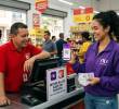 El proceso está diseñado para realizarse directamente desde el celular y no requiere presentar una tarjeta física. Foto: Generada con IA