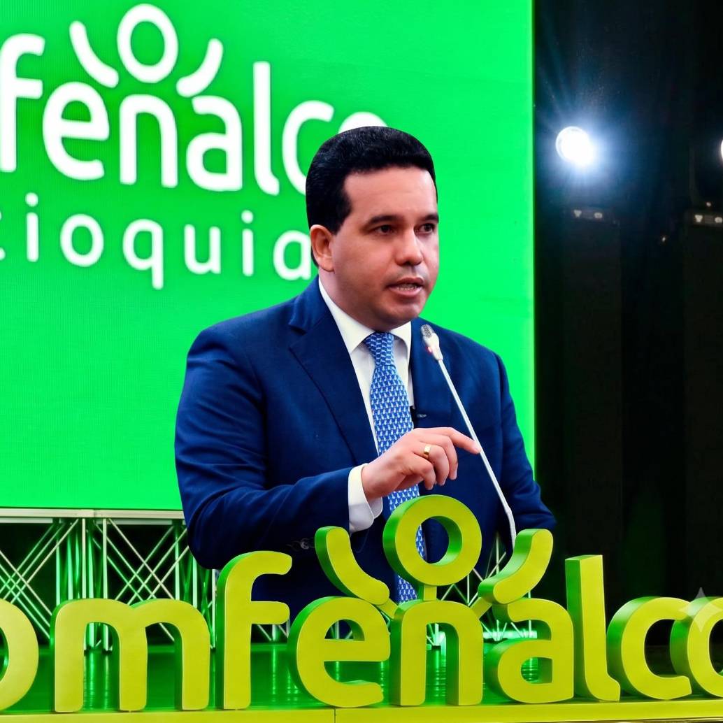 Las acusaciones contra Carlos Andrés Trujillo por Comfenalco Antioquia se sostienen en denuncias de sindicatos, respaldadas por algunas voces gremiales, que advierten una eventual injerencia política en la caja. FOTO: Senado y El Colombiano.