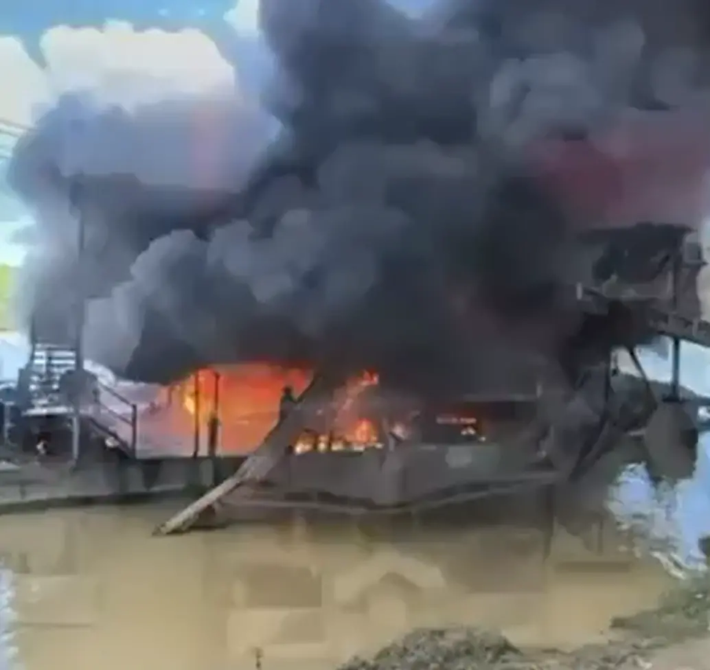 Dragas destruidas por el Ejército en el Bajo Cauca. FOTO: CAPTURA DE VIDEO POLICÍA