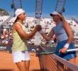 La antioqueña Emiliana Arango de camisa amarilla, se despide de su rival, tras caer en la ronda 64 del Masters de Roma. FOTO PANTALLAZO