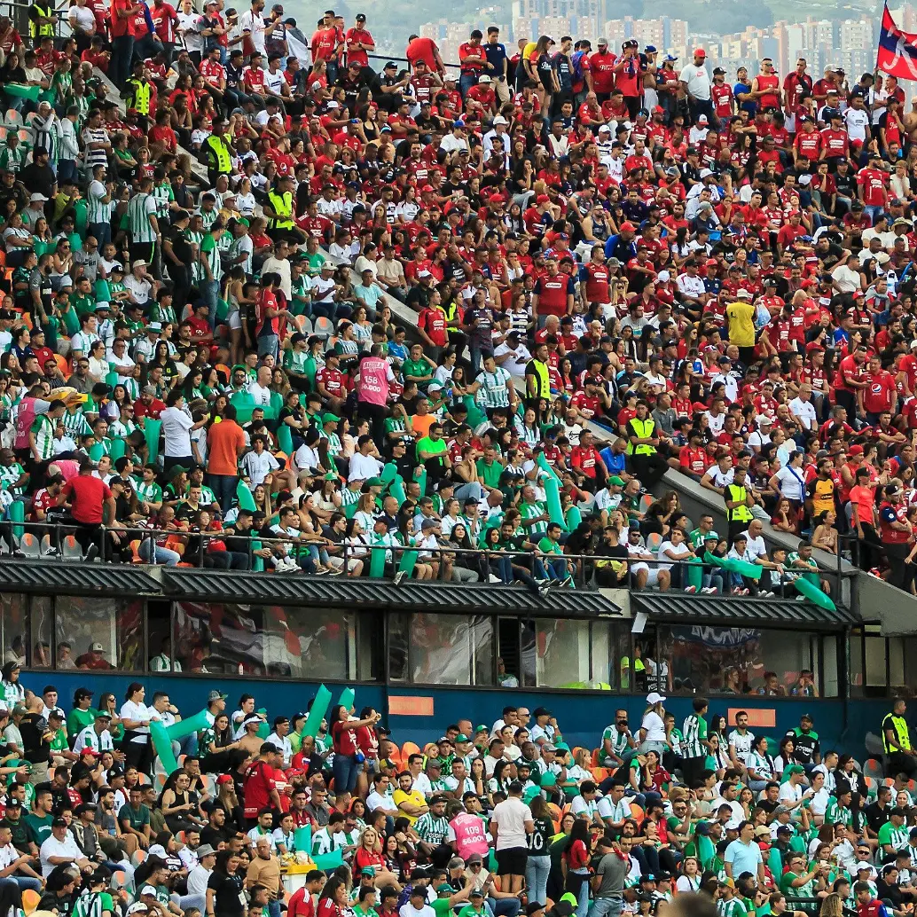 Desde hace varios años, los clásicos paisas tiene presencia de las dos hinchadas en las tribunas del Atanasio Girardot . Foto: Camilo Suárez