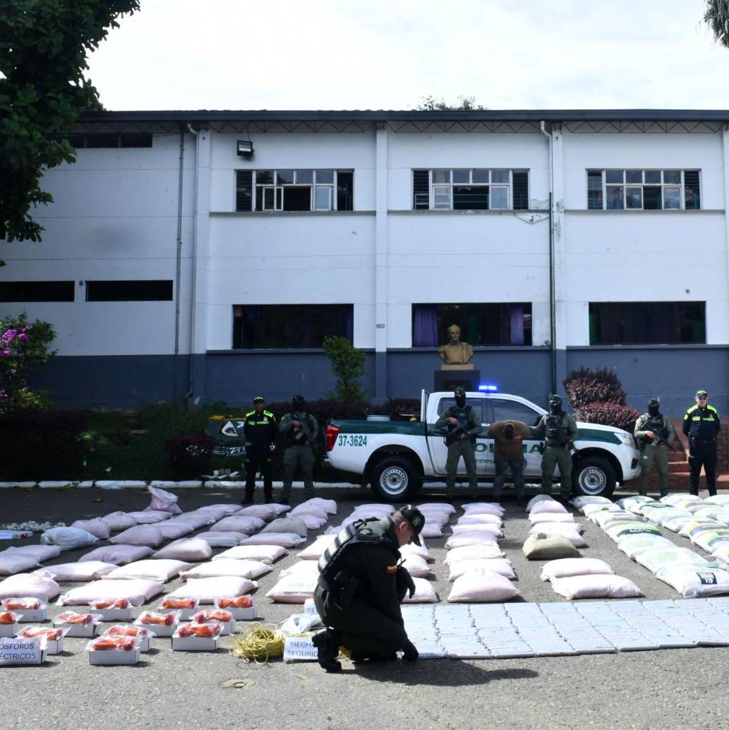 El material incautado desplegado en uno de los patios de un comando policial. FOTO: Cortesía