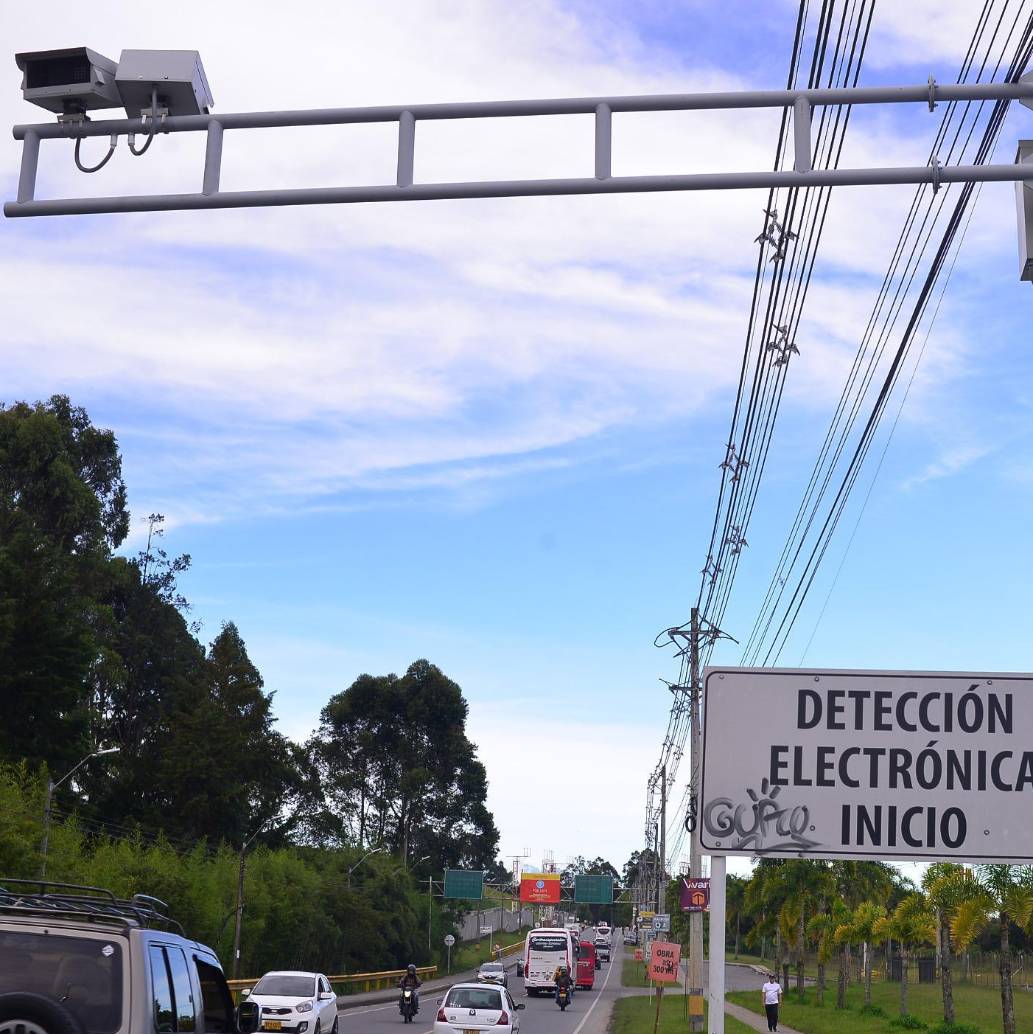 Una de las cámaras de fotodetección que ya operan en el municipio de Rionegro. FOTO: Cortesía