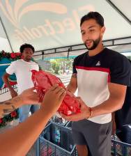 En la imagen se ve a Didier Moreno y Jeison Medina recibiendo donaciones para los afectados por el terremoto. FOTO: Captura de video