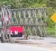 La bandera la descubrieron conductores que transitaban por el puente militar Orquídea, en la vía Sogamoso – Pajarito. Foto: Cortesía