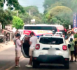 Turistas y vehículos de carga están a la espera de que habiliten la vía. FOTO: Cortesía