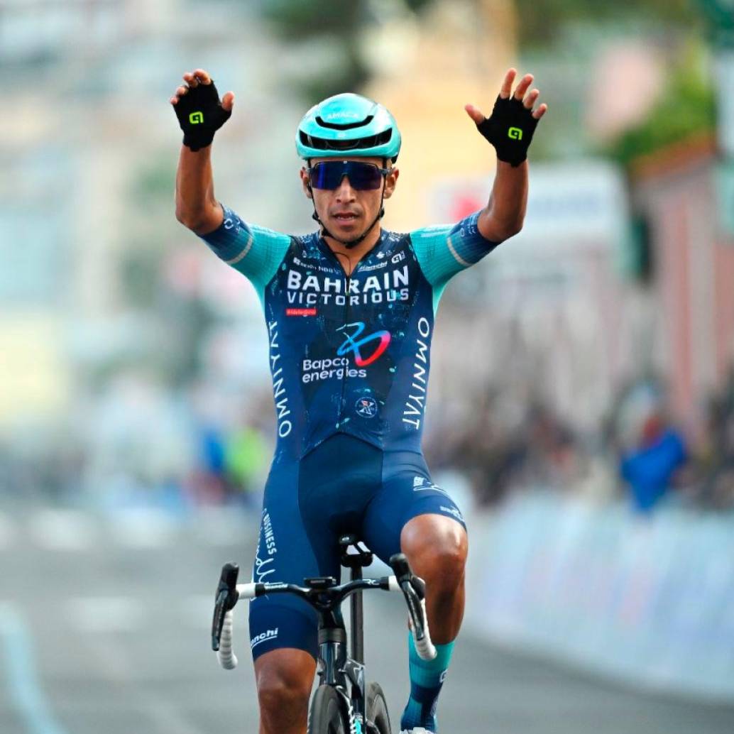 El ciclista colombiano Santiago Buitrago celebra su victoria en el Trofeo Laigueglia carrera disputada en Italia. FOTO GETTY 