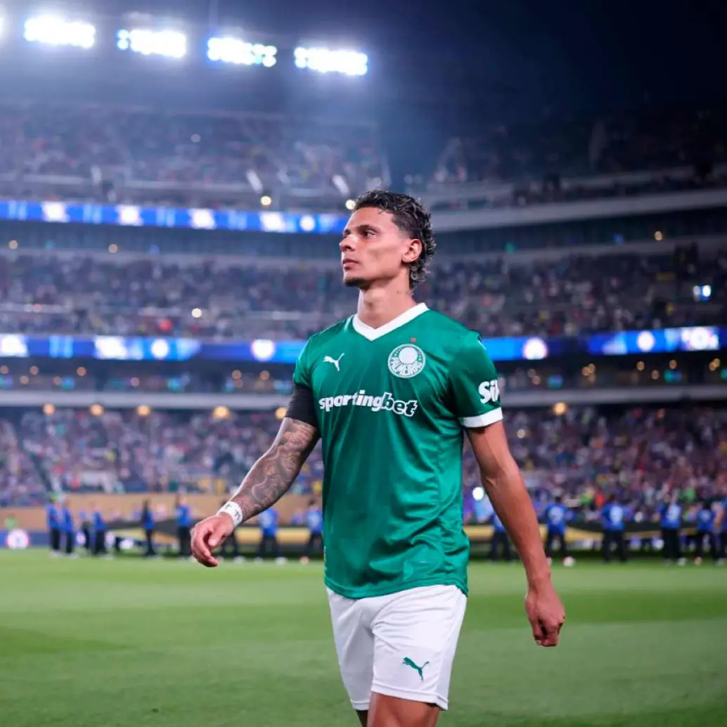 El colombiano Richard Ríos se despidió de sus compañeros antes de viajar a Portugal para presentar exámenes médicos en su nuevo club. FOTO GETTY 