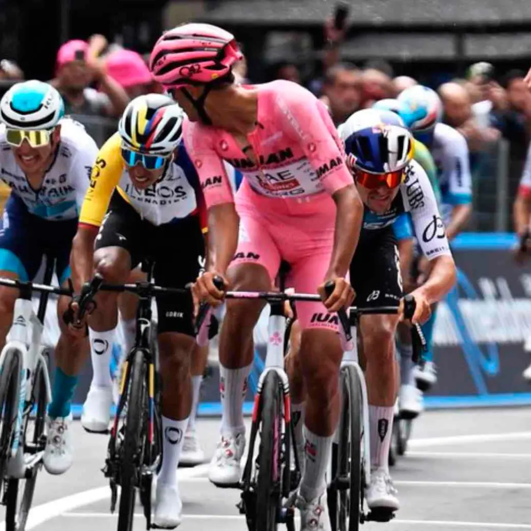 Isaac del Toro celebra su victoria en la etapa 17 del Giro del Italia y se mantiene como líder. FOTO: Tomada de X @ISAACDELTOROx1