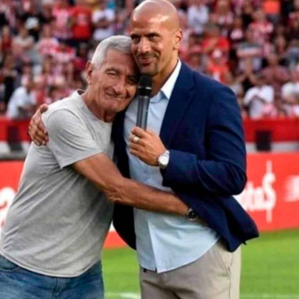 Juan Ramón Verón junto a su hijo, el también futbolista Juan Sebastián, en uno de los momentos que compartieron juntos en un estadio. FOTO TOMADA X @escueladelbidon