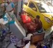EN VIDEO: Un taxi se desengranó y atropelló a cinco personas