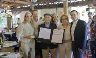 Jorge Jaramillo y Ruth Elena Alzate fueron condecorados recientemente por el cumpleaños número 50 del restaurante. FOTO: CONCEJAL ALEJANDRO DE BEDOUT