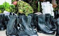 Imagen de referencia de una dotación de botas para soldados en Antioquia. FOTO: Juan Antonio Sánchez