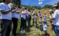 La familia Hernández sembró árboles y elevó globos por Agustín Ortiz, María Georgina Hernández y Juan David Lozano, padres e hijo de Norely Hernández, fallecidos en la tragedia de Granizal. Foto: Julio César Herrera 