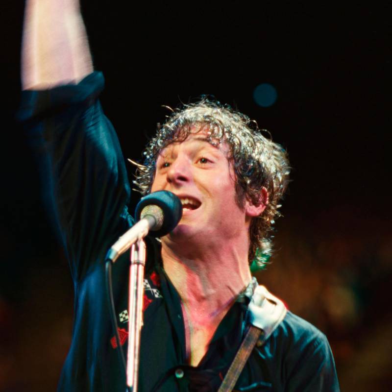 No es Bruce Springsteen, aunque se parece mucho; es la interpretación que el actor Jeremy Allen White hace del cantante de New Jersey y del que se estrenará en octubre una nueva película llamada Springsteen: música de ninguna parte. FOTO Cortesía 20th Century Fox