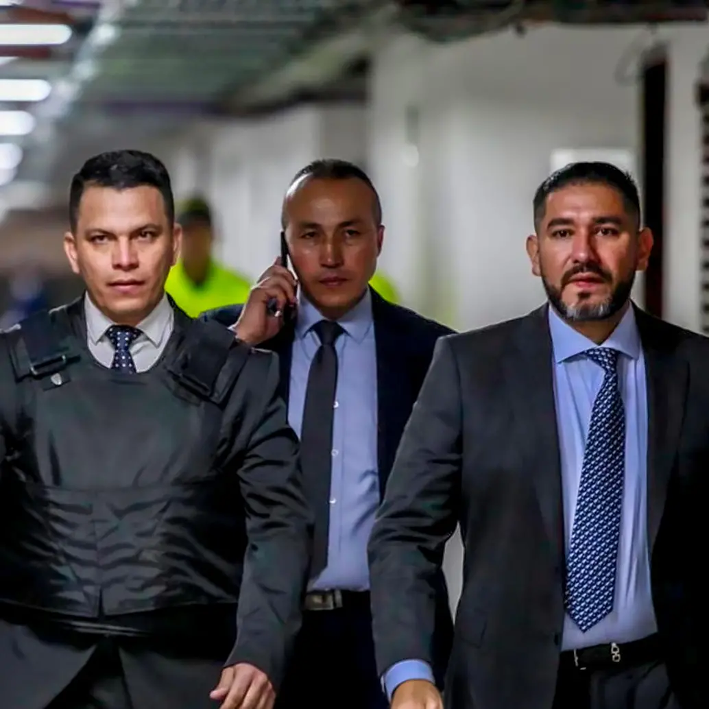 Sneyder Pinilla (de chaleco blindado), antiguo subdirector de Manejo de Desastres de la Ungrd. FOTO: COLPRENSA.