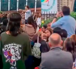Momento en el que el menor de edad dispara contra el senador y precandidato presidencial Miguel Uribe Turbay en el barrio Modelia, de Bogotá. FOTO: Capturas de video