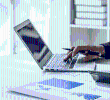 Persona accediendo a vacantes para trabajar los fines de semana a través de Magneto Empleos. FOTO: GETTY