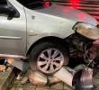 Un conductor abandonó su carro tras chocar contra un poste en Robledo