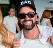 En video: A sus 47 años, el cantante Lucas Arnau será papá de gemelas