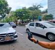 Video | Escupió y golpeó a un agente que no le aceptó plata para que no lo multara
