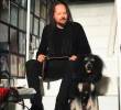 Vocalista de Korn lanzó marca para perros con nombre de una canción