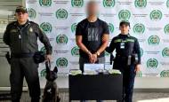 El detenido junto a la droga incautada tras el operativo policial. FOTO: Cortesía