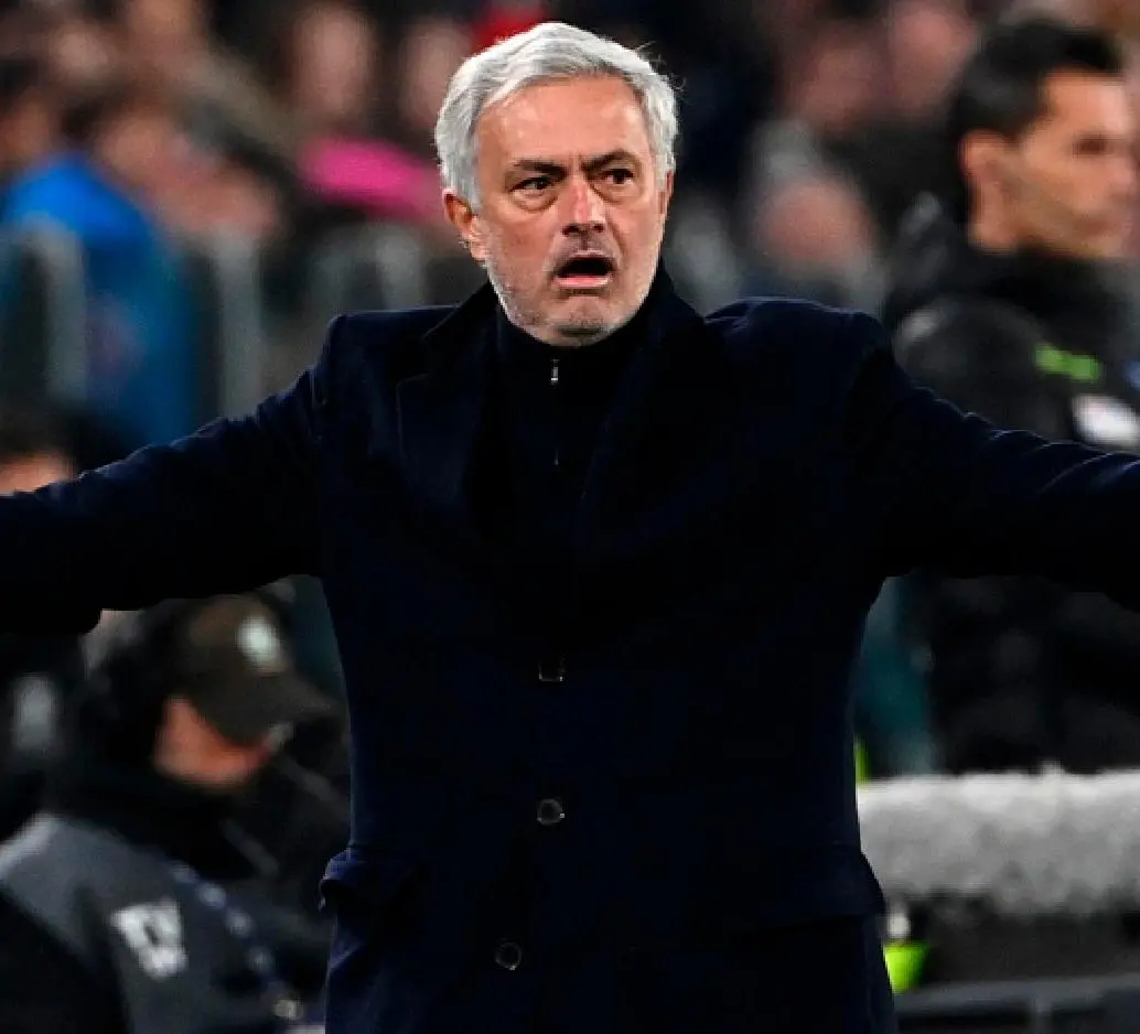 José Mourinho, de 62 años de edad, llegó al equipo turco en 2024. FOTO AFP