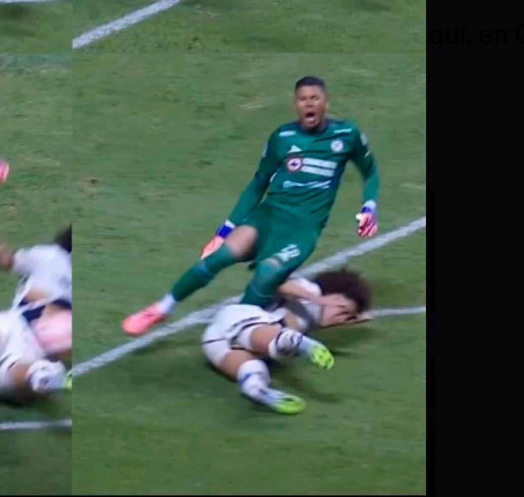 Este es el momento en el que Kevin Mier recibió la falta que lo sacó del partido entre Cruz Azul y Pumas. FOTO PANTALLAZO 